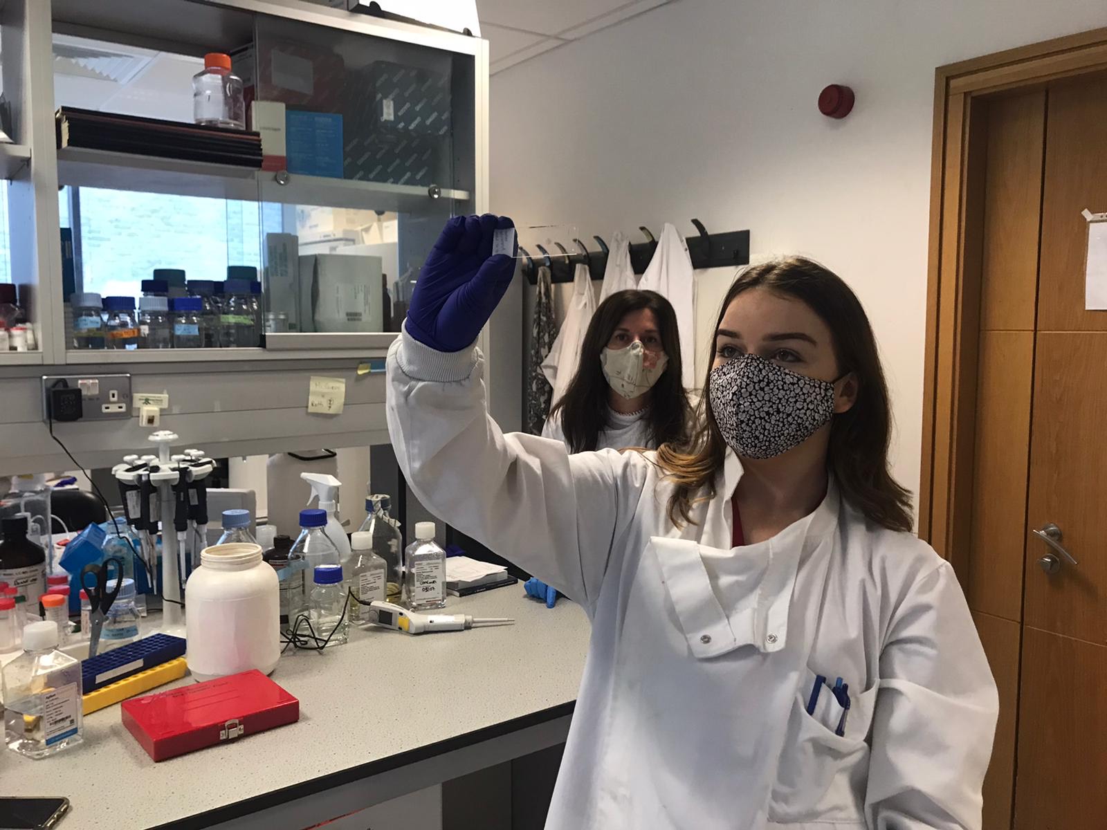 Lyndsey Flanagan and Dr Tiona Ni Chonghaile lab